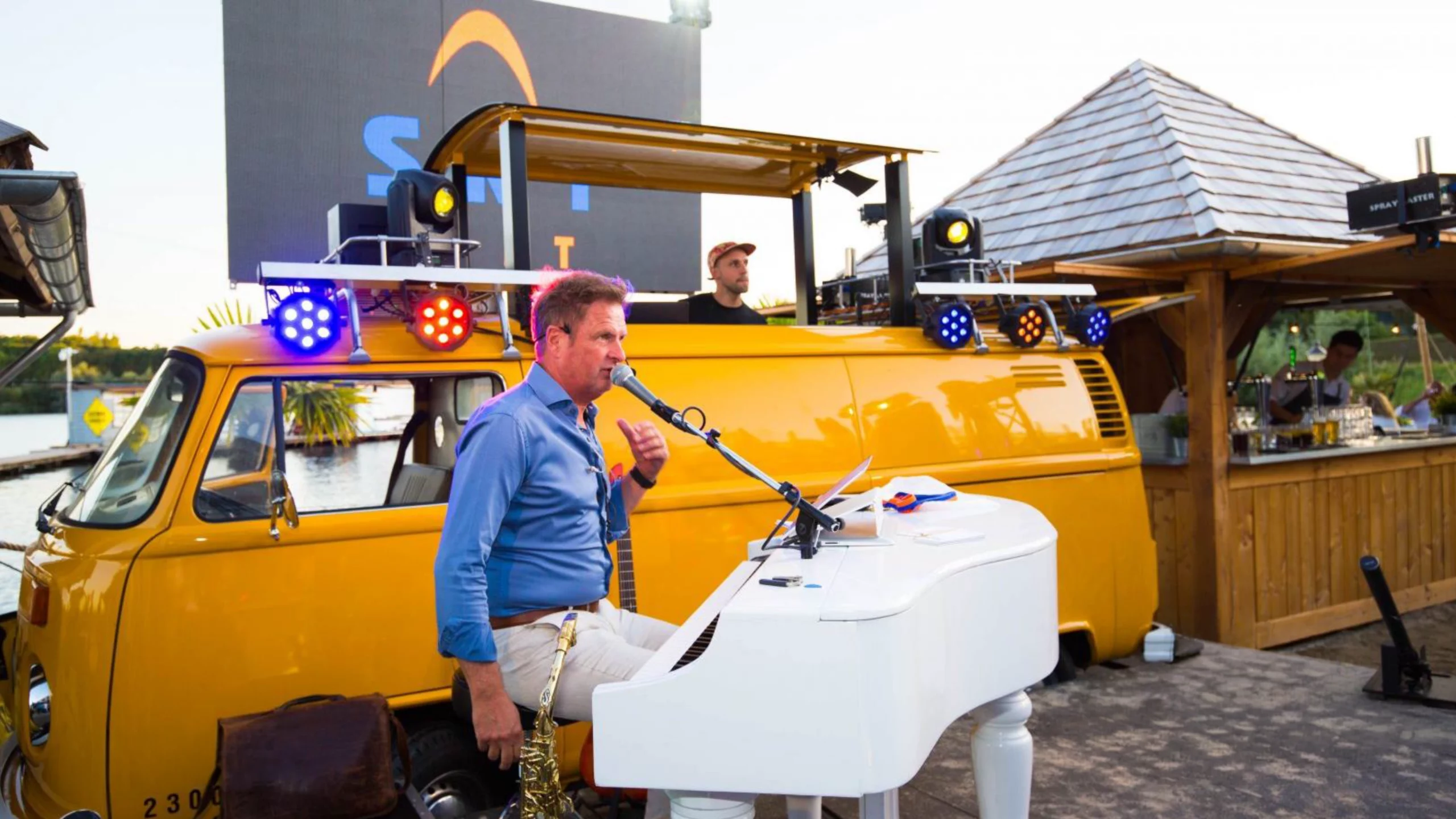 DJ Bus (Volkswagen T2, Geel)
